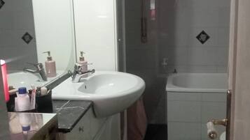 Haartrockner, Bidet, Handtücher, Seife