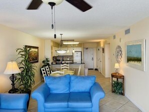 Apartamento, 2 habitaciones | Zona de estar | Una Smart TV