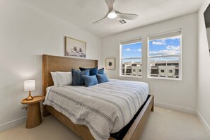 3 bedrooms, laptop workspace, iron/ironing board, cots/infant beds - Periwinkle Sky 3 Bedroom Condo (St. George)