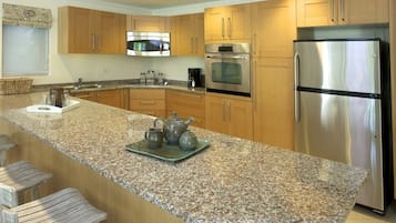 Condo, 3 Bedrooms | Private kitchen | Fridge, oven, coffee/tea maker, toaster