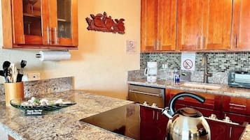 Refrigerador, horno, cafetera/tetera, tostadora