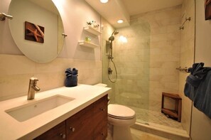 Condo, 1 quarto | Banheiro | Toalhas de banho, shampoo
