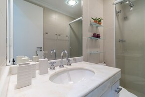 Shower, hair dryer, towels - Apto nos Jardins com A/c e garagem (São Paulo)