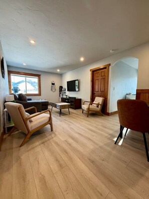 TV, stereo - Remodeled 1-Bedroom Condo w/ amazing Views in Avon (Avon)