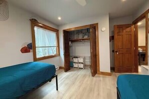 2 bedrooms, desk, iron/ironing board, free WiFi