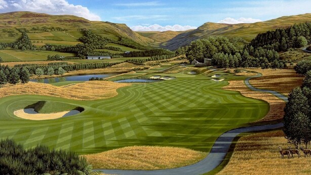 Un campo de golf con un estanque, búnkeres de arena y una zona boscosa.