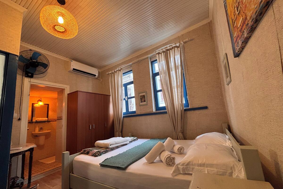 Kahden hengen comfort-huone | Silitysrauta/-lauta, ilmainen Wi-Fi, vuodevaatteet