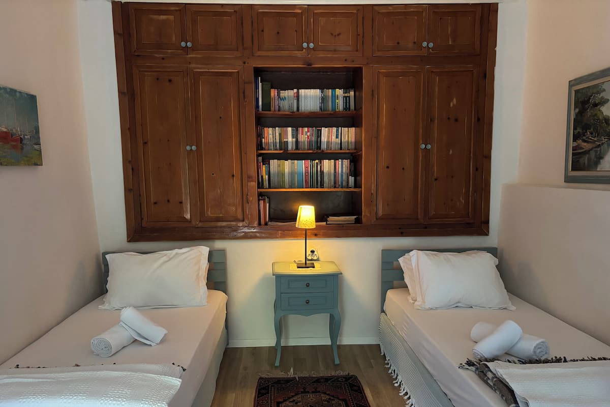 Habitación triple Deluxe | Tabla de planchar con plancha, wifi gratis y ropa de cama