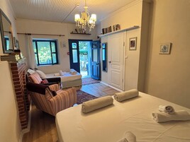 Deluxe-Dreibettzimmer | Bügeleisen/Bügelbrett, kostenloses WLAN, Bettwäsche