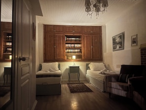 Habitación triple Deluxe | Tabla de planchar con plancha, wifi gratis y ropa de cama 