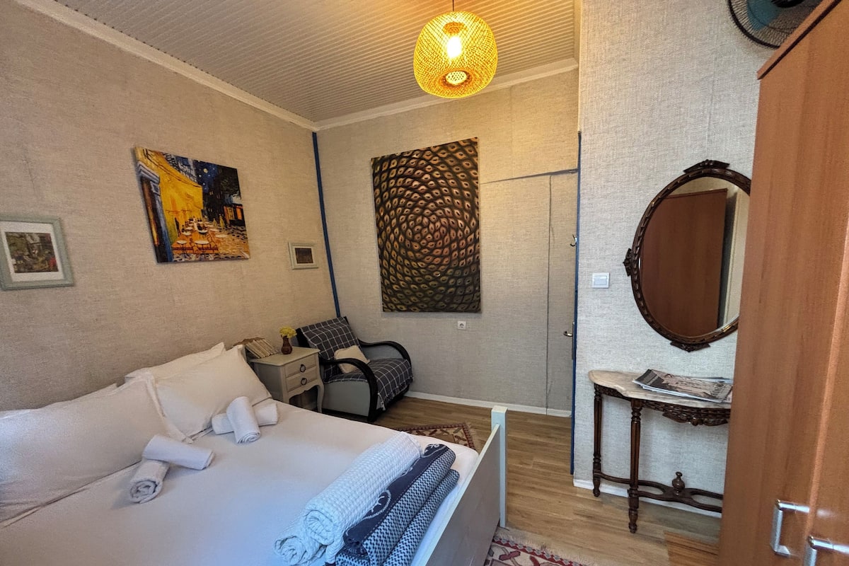 Tabla de planchar con plancha, wifi gratis y ropa de cama