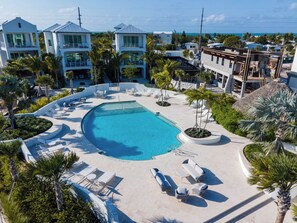 Alberca al aire libre y alberca climatizada