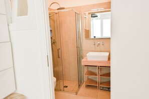 Douche, sèche-cheveux, bidet, serviettes fournies