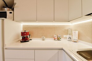Micro-ondes, four, plaque de cuisson, lave-vaisselle