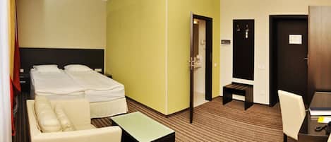 Superior dubbelrum eller tvåbäddsrum | Värdeförvaringsskåp på rummet, skrivbord och mörkläggningsgardiner