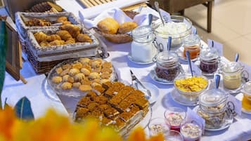 بوفيه فطور مجانًا يوميًا