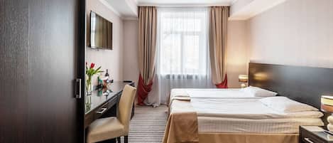 Standard Double or Twin Room | In-room safe, desk, blackout drapes, soundproofing