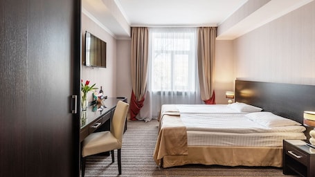 Caja de seguridad en la habitación, escritorio y cortinas blackout