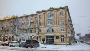 Un immeuble à plusieurs étages sur lequel on peut lire l’inscription « Optima Hotel ».
