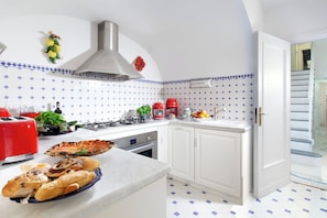 Microonde, forno, piano cottura, lavastoviglie