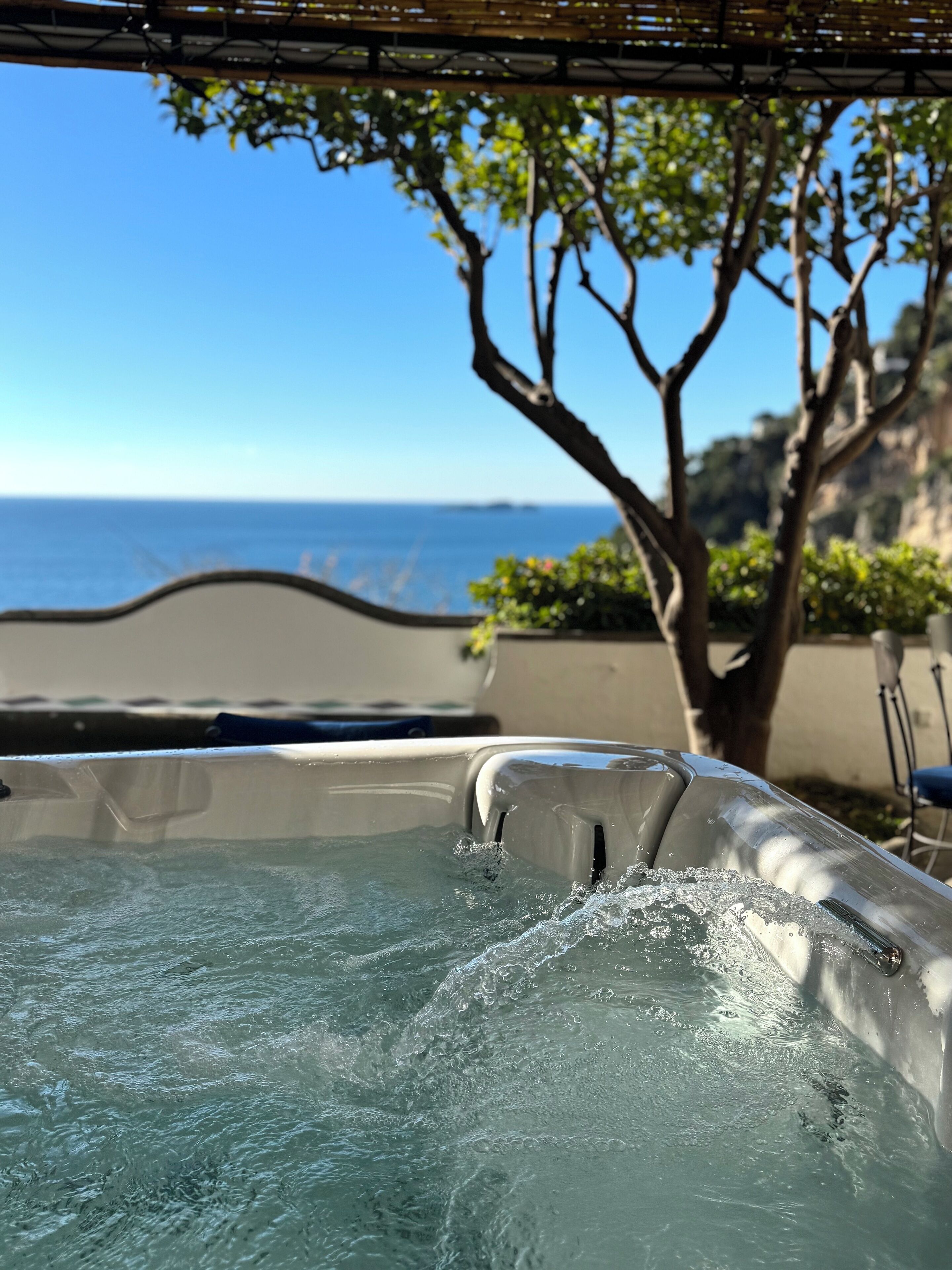 Banyera d'hidromassatge a l'aire lliure