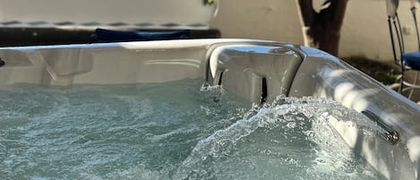 Banyera d'hidromassatge a l'aire lliure