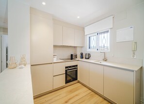 Kühlschrank, Mikrowelle, Ofen, Geschirrspüler