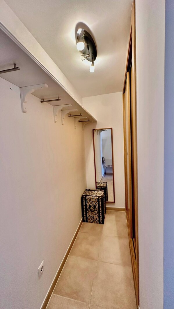 Apartment, 3 Bedrooms, Balcony, City View | Interior