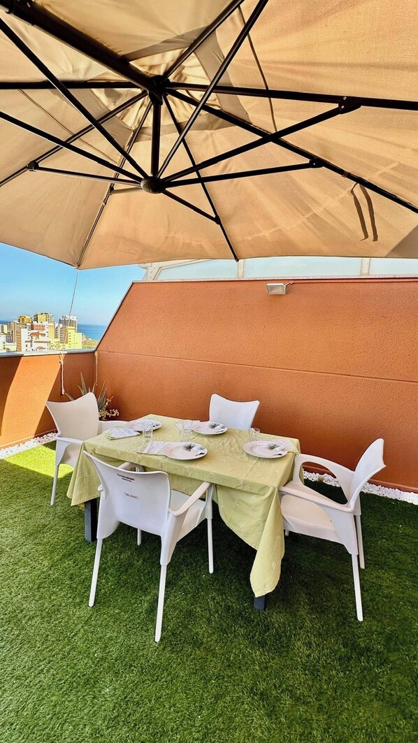 Apartamento, 3 quartos, sacada, vista para a cidade | Terraço/pátio