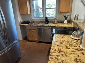 Mikrobølgeovn, ovn, kokeplater og oppvaskmaskin