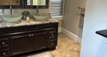 Cozy Cape Cod in lovely Allentown with modern amenities
