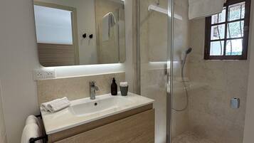 milieuvriendelijk toiletgerief, een haardroger, handdoeken, zeep