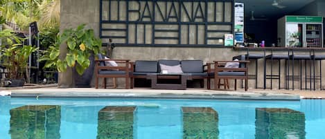 Swim-up bar