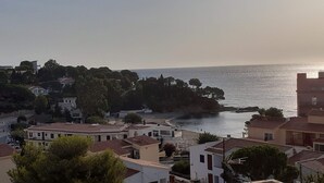 Une ville côtière avec des bâtiments, une route et une plage.