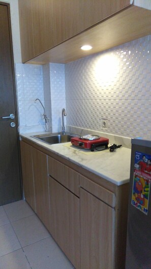 Fridge, stovetop, electric kettle, cookware/dishes/utensils