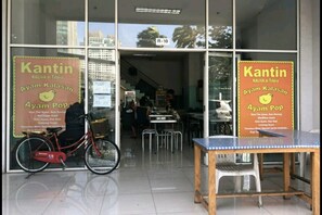Outdoor dining - Pleasant@Tifolia, Studio, cozy in Kelapa Gading (Daerah Khusus Ibukota Jakarta)