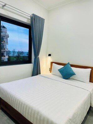 Doppia Standard, vista oceano parziale | Minibar, una scrivania, postazione laptop, tende oscuranti