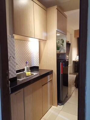 Geladeira, cooktop, talheres/pratos/utensílios de cozinha, especiarias