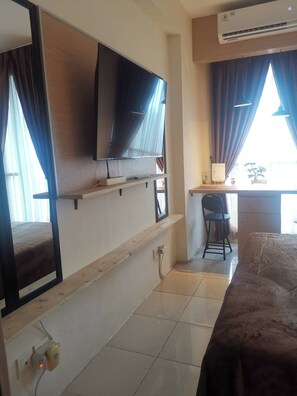 1 bedroom, desk, iron/ironing board, free WiFi - Pleasant1@Tifolia, Studio, cozy in Kelapa Gading (Daerah Khusus Ibukota Jakarta)
