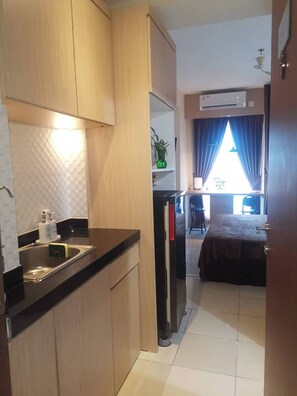 Geladeira, cooktop, talheres/pratos/utensílios de cozinha, especiarias