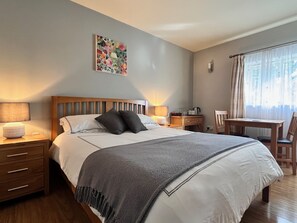 Tweepersoonskamer, uitzicht op tuin | Een bureau, een laptopwerkplek, gratis wifi, rolstoeltoegang