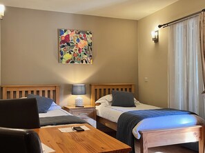 Habitación con 2 camas individuales | Escritorio, espacio para trabajar con un portátil, wifi gratis