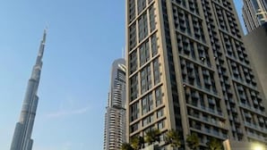 Un immeuble moderne et imposant, doté d’une façade à motifs géométriques et de nombreuses fenêtres.