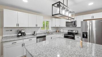 Micro-ondes, four, plaque de cuisson, lave-vaisselle