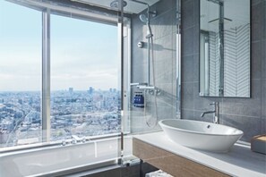 Haartrockner, Bidet, Handtücher, Seife