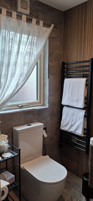 Dusche, Haartrockner, Handtücher, Seife