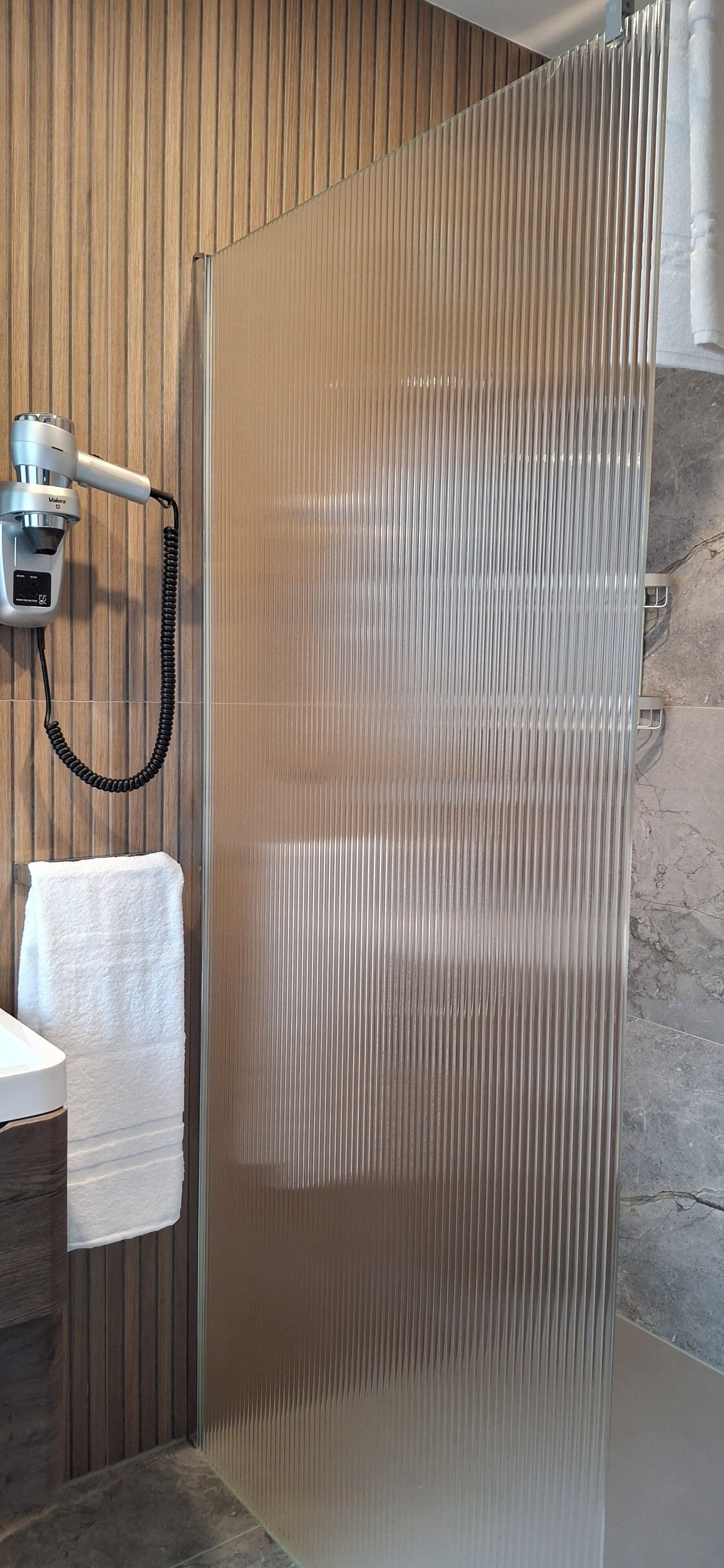 Douche, séchoir à cheveux, serviettes fournies, savon
