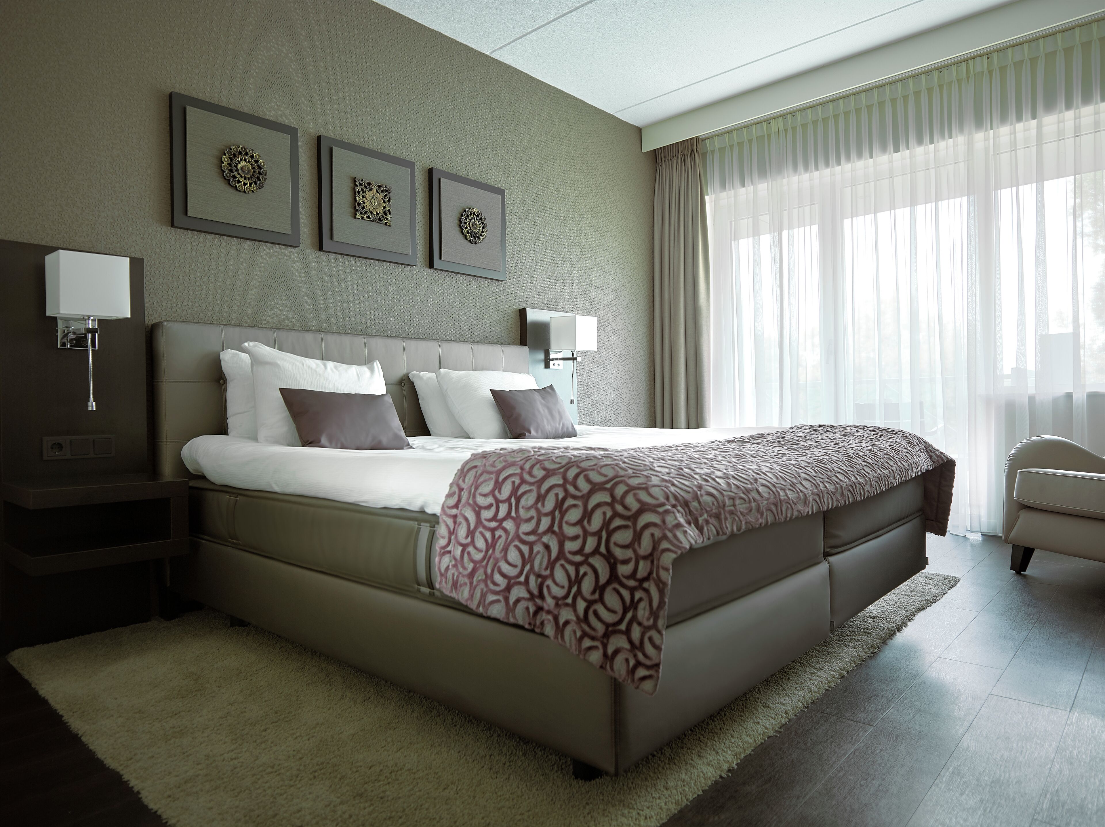 Caja fuerte, cortinas opacas, sistema de insonorización y wifi gratis