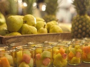 A display of fruit preserves in jars. - Hotel Thermen Bussloo (Voorst)