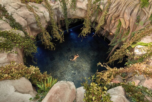 3 piscinas techadas, una piscina al aire libre